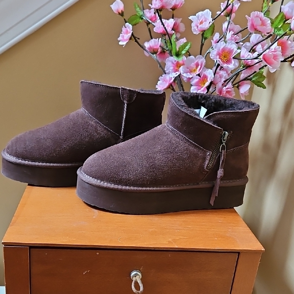 BearPaw Brown Ankle Women's Boots Size 9
